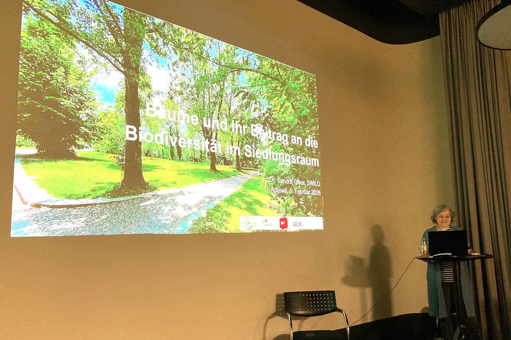 Sandra Gloor erklärte, warum Bäume im Siedlungsraum unverzichtbar sind.