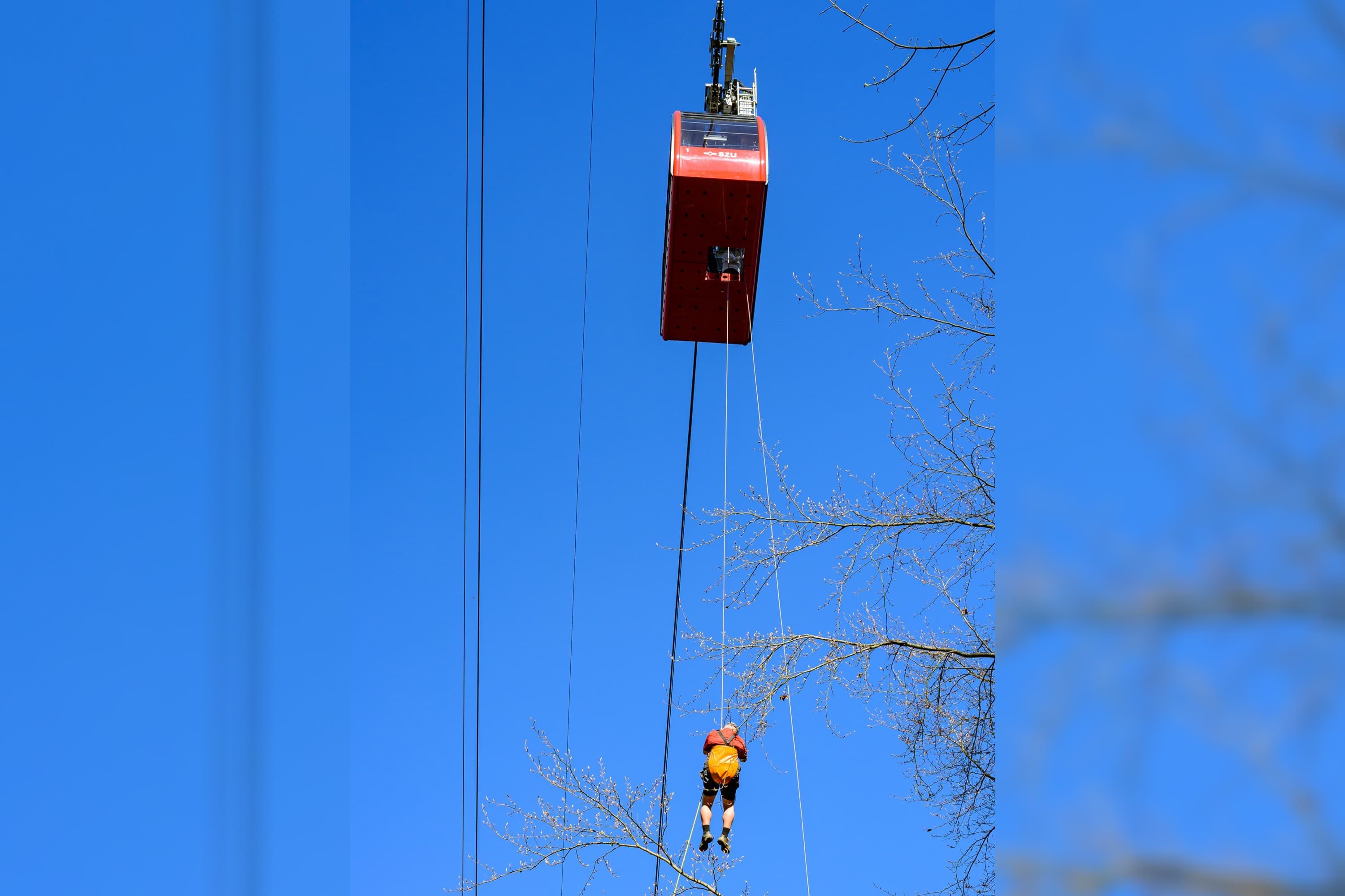 Üben für den Notfall: Abseilaktion aus der Gondel der Felseneggbahn.