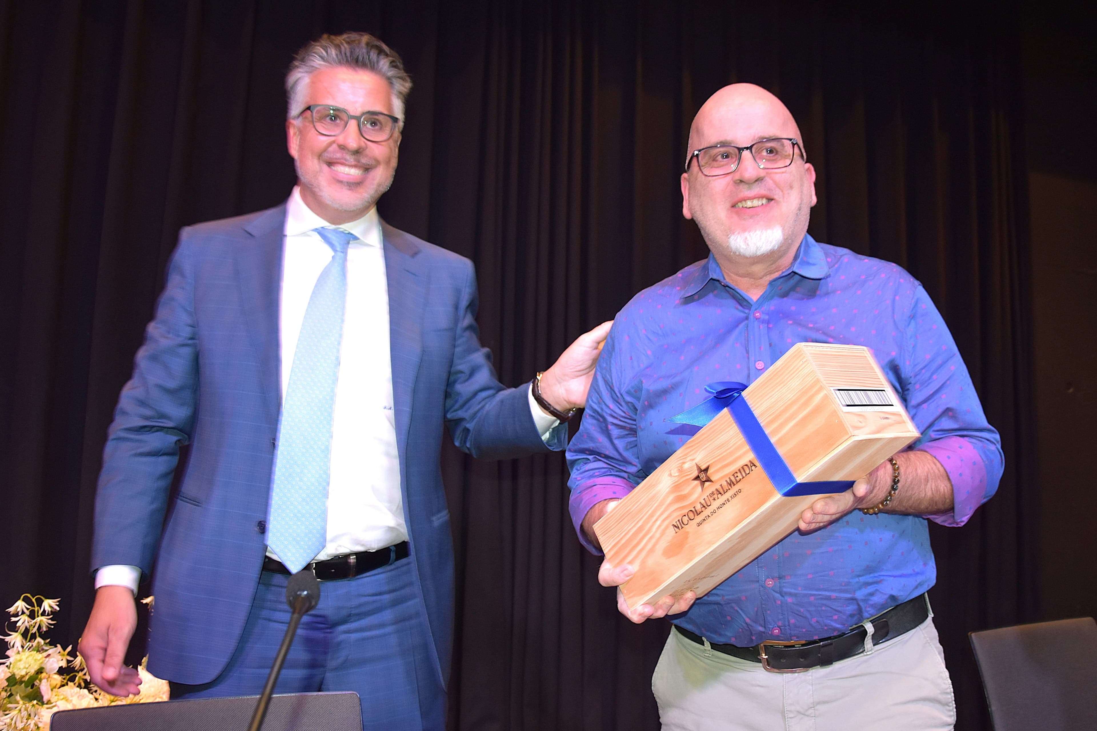 Gemeindepräsident Fabian Müller (links) verabschiedet Gemeindeschreiber Benno Albisser mit Dank und Wein in den Ruhestand.