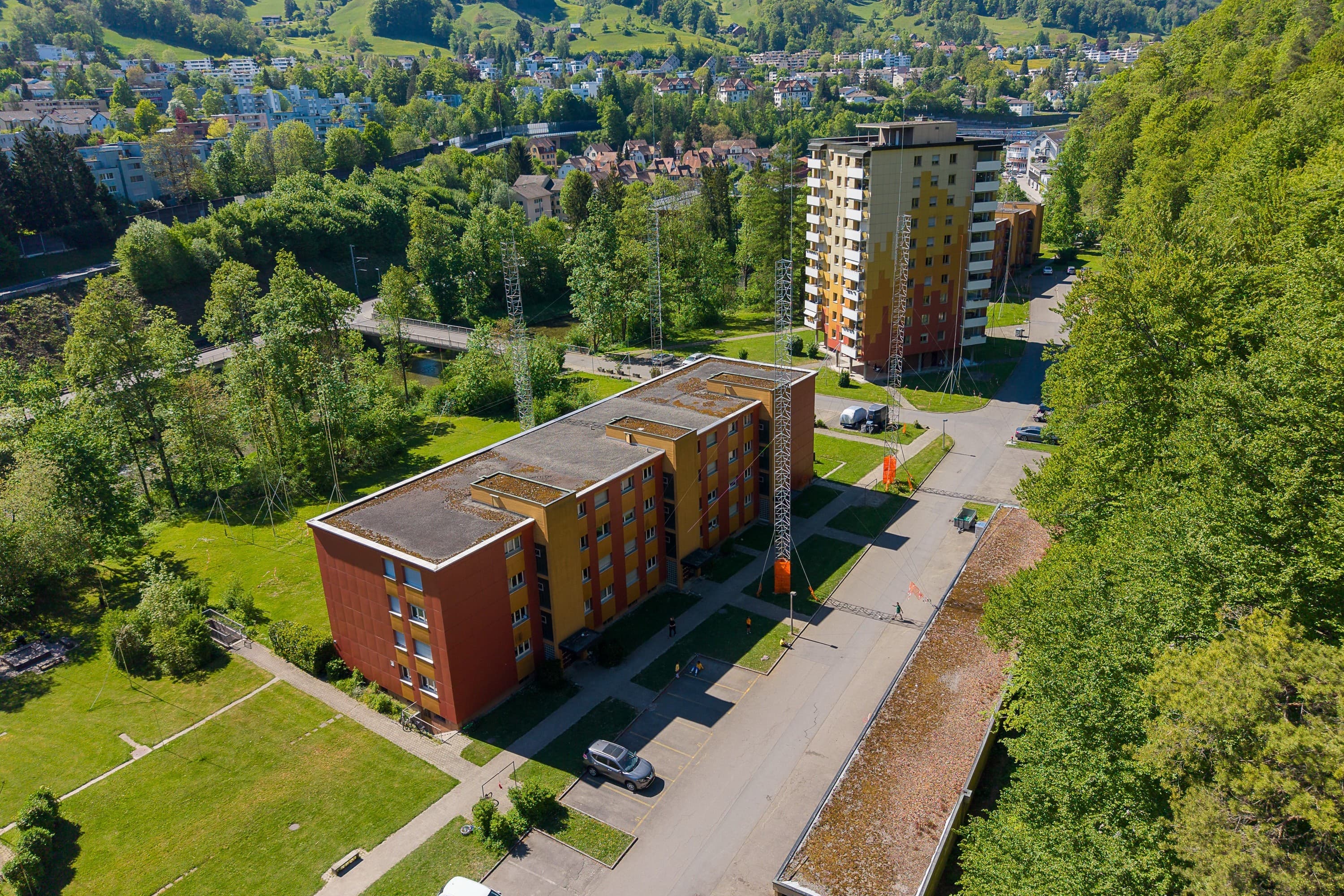 Die Häuser zwischen Wald (rechts) und Sihl (links) werden abgerissen. Der neue Turm wird zehn Meter höher als der heutige.
