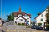 Die Gemeindeversammlung will, dass auch dieser Fussgängerstreifen auf der Dorfstrasse (links Bahngeleise) erhalten bleibt.