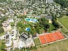 Das kühle Nass lockt vergeblich: Die Wasserbecken im Freibad Adliswil dürfen nicht benützt werden.