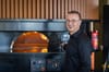 Yusuf Bektas vor dem Ofen seines neuen Restaurants in Adliswil.