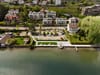 Der Zehntenhof ist die kleine Grünanlage zwischen Parkplatz und See.