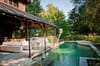Der Pool und der Holzpavillon sollen künftig zum Veranstaltungsbereich gehören, der mit Lärmschutzwänden eingefasst wird.
