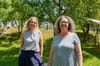 Kita-Geschäftsleiterin Sandra Ringger (links) und Betriebsleiterin Katharina Schacher im Garten des Chinderhuus Öpfelbaum.
