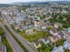 Auf der freien Fläche zwischen Bahnlinie (links) und Albisstrasse in Adliswil soll eine Kleinsthaus-Siedlung entstehen.