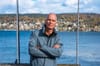 Paul Frey vor dem Zürichsee in Rüschlikon