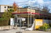 In der umgebauten Postfiliale beim Bahnhof gibt es nun auch einen Paketautomaten, an dem Pakete selbständig aufgegeben…