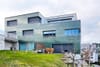 Die Fassade und das Dach sind mit Solarmodulen verkleidet.