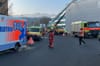 Grosseinsatz der Feuerwehr: Von der Moosstrasse aus gelangten die Einsatzkräfte aufs Dach des Garagengebäudes.