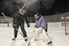 Lernen vom Besten: Thalwiler Hockey-Junior im Training mit Nati-Goalie Leonardo Genoni (links).