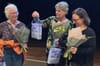 Der scheidende Vorstand (von links) Maria Waibel, Martha Würger und Natalie Hofbauer Bio wird mit Blumen und Geschenken…