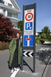 Gemeinderätin Elena Michel vor einer der ersten Tempo-30-Tafeln in Rüschlikon.