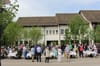 Grossandrang auf dem neuen Chileplatz während der Ansprache von Gemeindepräsidentin Phyllis Scholl.