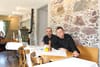 Geschäftsführer Arlind Sopaj (links) und Chefkoch Mauri Brocca in der Gaststube der Moosegg in Rüschlikon.
