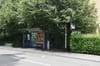 Wartehäuschen und Trottoir werden erhöht und der Strassenbelag bei der Haltestelle erneuert.