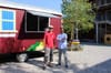 Scander Mohamed (rechts) und vor dem Quartier-Mobil, das im Durchgangszentrum Sihlau für zwei Wochen seine Türen öffnet.