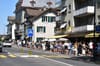 Eine 100 Meter lange Schlange bildete sich am Mittwochabend entlang der Albissstrasse in Adliswil.