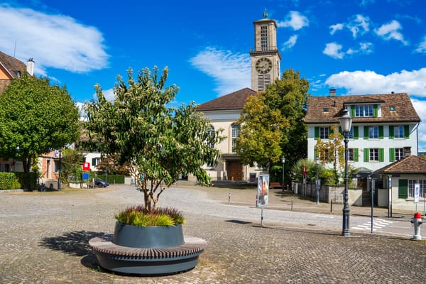 Der holprige Pflasterbelag des Plattenplatzes vor der reformierten Kirche Thalwil wird erneuert.