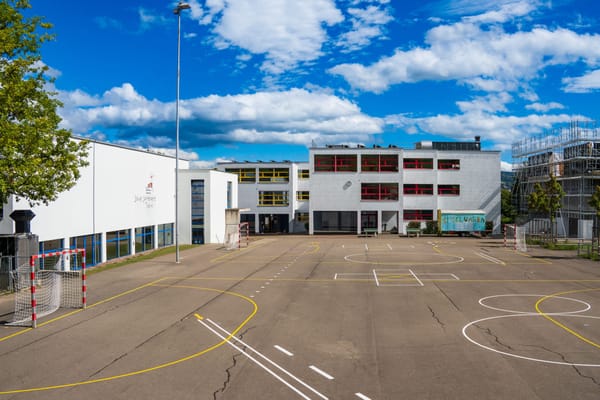 Der Mittagstisch wird vom Kirchgemeindehaus Thalwil ins Schulhaus Sonnenberg verlegt.