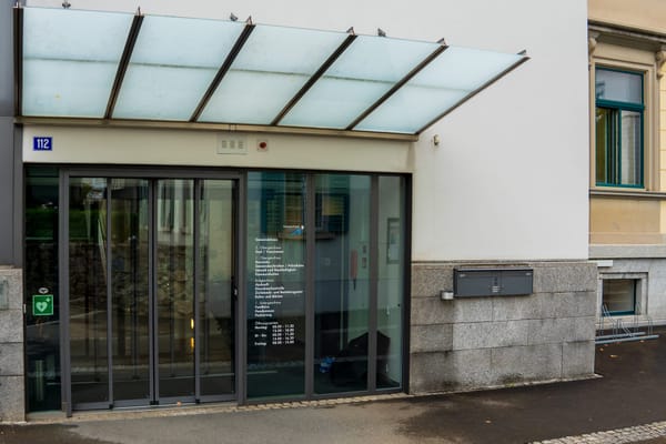 Im Thalwiler Gemeindehaus werden die Stimmzettel ab Ende November nicht mehr von Hand ausgezählt, sondern eingescannt.