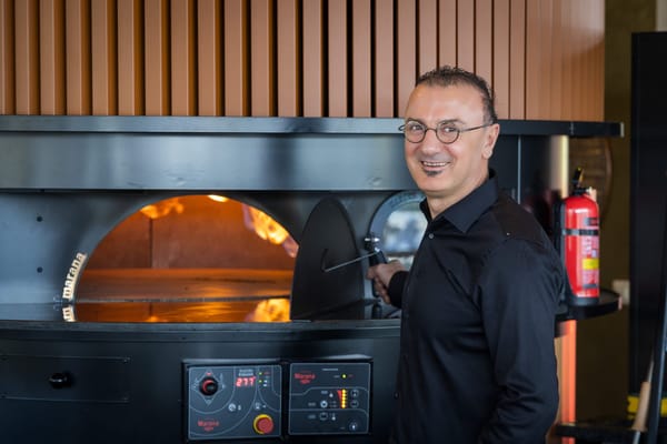 Yusuf Bektas vor dem Ofen seines neuen Restaurants in Adliswil.