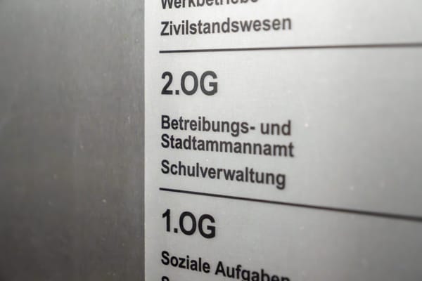 Im Stadthaus Adliswil müssen die Bürobezeichnungen bald angepasst werden.