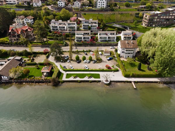 Der Zehntenhof ist die kleine Grünanlage zwischen Parkplatz und See.