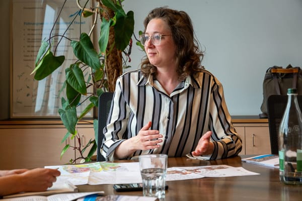 Gemeinderätin Franziska Zibell zeigt auf, wie innovativ die neue Bau- und Zonenordnung Thalwils ist.