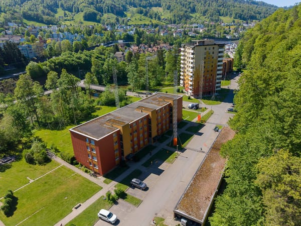 Die Häuser zwischen Wald (rechts) und Sihl (links) werden abgerissen. Der neue Turm wird zehn Meter höher als der heutige.