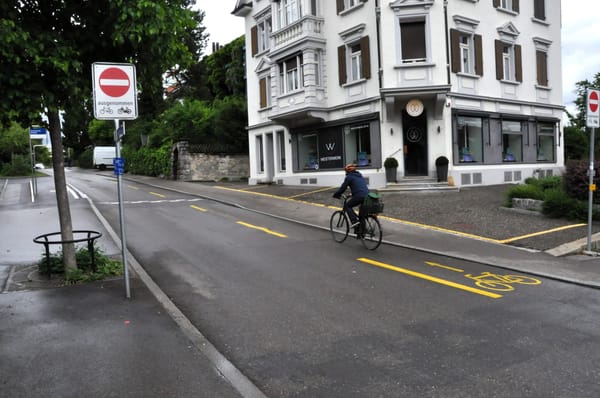 Auf mehreren Strassen im Thalwiler Zentrum herrscht für Autos ein Einbahnregime. Zweiräder dürfen jedoch in beide…