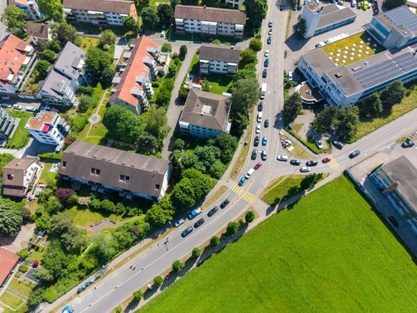 Wegen der Arbeiten am Kreisel staut sich der Verkehr auf der Tischenloostrasse (von oben) und der Zürcherstrasse (von…