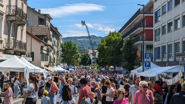 Auf der gesperrten Albisstrasse werden sich am Sonntag wieder die Festbesuchenden tummeln (Bild vom Fest 2024).