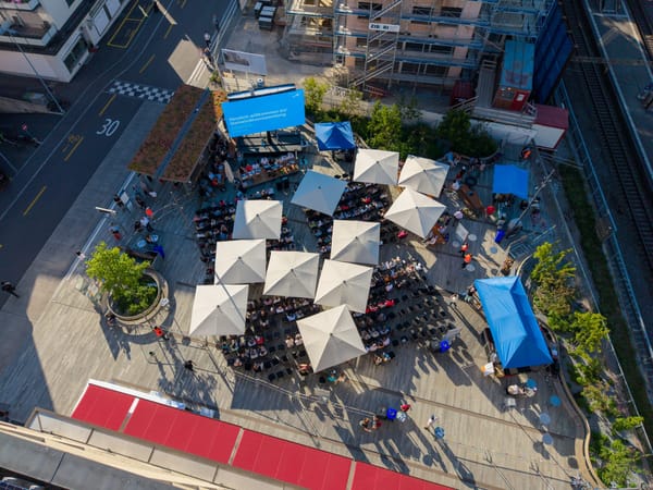 Landsgemeinde-Stimmung auf dem Thalwiler Centralplatz: Die Gemeindeversammlung fand bei schönstem Wetter draussen statt.