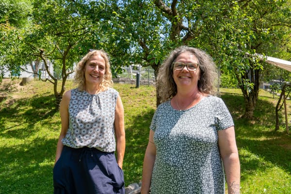 Kita-Geschäftsleiterin Sandra Ringger (links) und Betriebsleiterin Katharina Schacher im Garten des Chinderhuus Öpfelbaum.