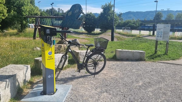 Die Reparaturstation bei der Pumptrackanlage ist mit einer Luftpumpe sowie den wichtigsten Werkzeugen ausgestattet.
