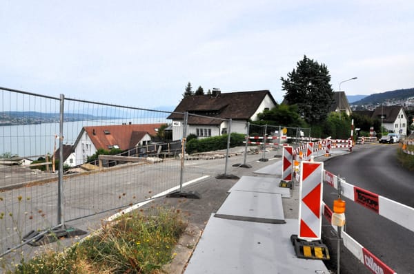 Noch bis Ende 2026 bleibt dieser Abschnitt der Alten Landstrasse in Oberrieden nur einspurig befahrbar.