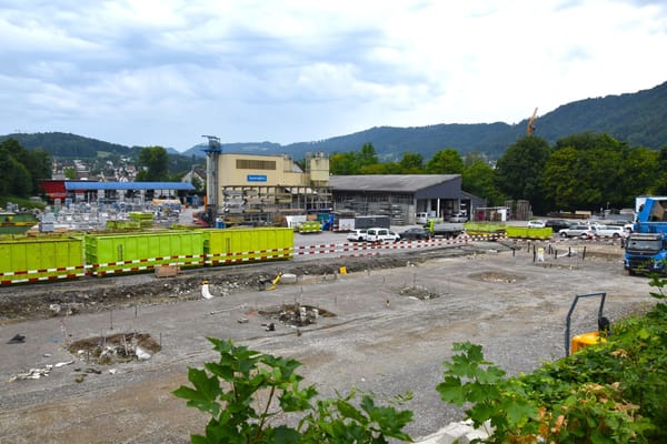 Vom Sportplatz Tüfi aus sieht man erst den Boden des neuen Entsorgungsparks Adliswil. Die Eröffnung ist im nächsten…