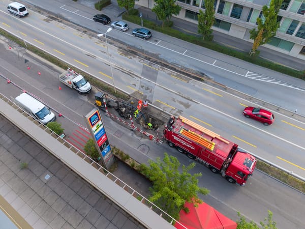 Unmittelbar neben der Sihltalstrasse musste am Dienstagvormittag ein Wasserrohrbruch repariert werden
