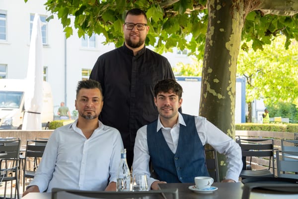 Max Bianchi (rechts) führt das «Rössli» neu. Ihm zur Seite stehen Küchenchef Fabrice Holbein (Mitte) und der Chef de…