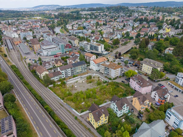 Auf der freien Fläche zwischen Bahnlinie (links) und Albisstrasse in Adliswil soll eine Kleinsthaus-Siedlung entstehen.