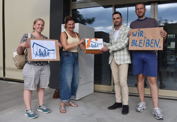 Parlamentspräsident Sebastian Huber (SVP, 2.v.l.) nimmt die Petition zum Familienzentrum von (v.l.) Rebekah Steib, Jennifer…