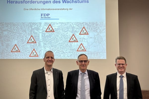 Regierungsrat Mario Fehr flankiert von den Stadträten Markus Bürgi (links) und Mario Senn (rechts).