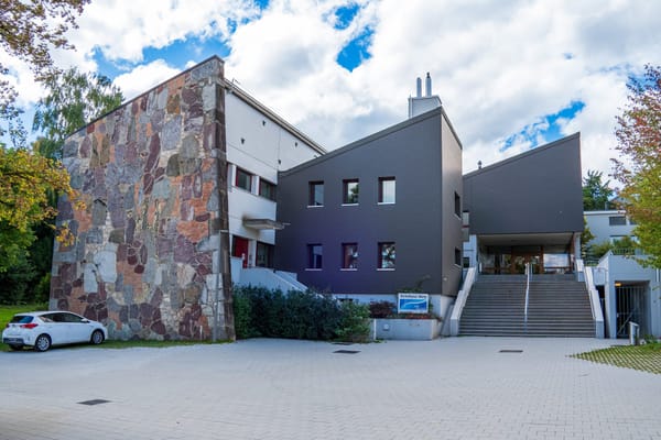 Aufregung an der Sekundarschule Thalwil: Auf dem Schulgelände führte die Polizei am Donnerstag Verhaftungen durch.