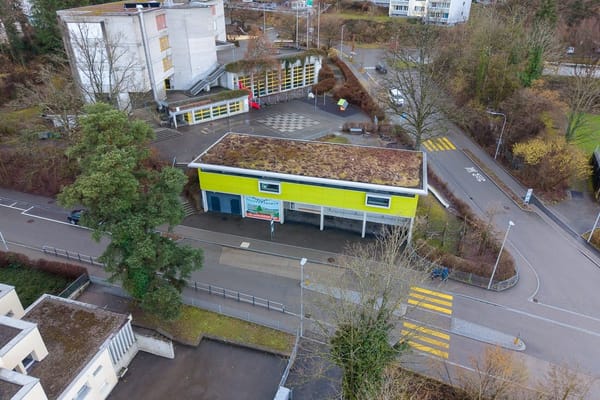 Der heutige Kindergarten (gelb-grünes Haus in der Bildmitte) soll aufgestockt werden. Der Kindergarten zügelt auf die…