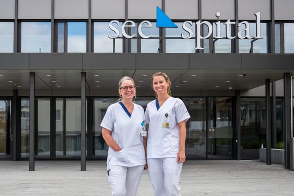 Joy Wernli (links) ist die leitende Hebamme im See-Spital Horgen. Lena Lumineau ist ihre Stellvertretung.