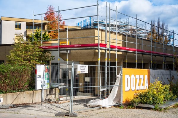 In der umgebauten Postfiliale beim Bahnhof gibt es nun auch einen Paketautomaten, an dem Pakete selbständig aufgegeben…