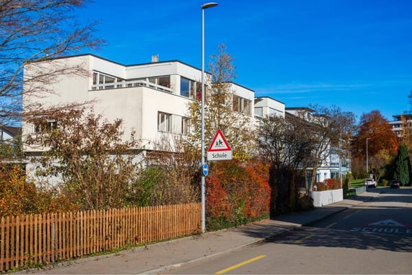 Die Stadt Adliswil vergibt die Parzelle am Feldweg 8 für mindestens 60 Jahre im Baurecht.