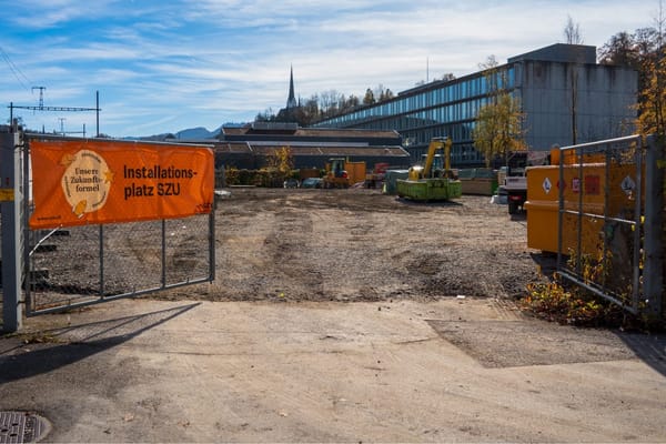 Auf dem Installationsplatz im Sood lädt die SZU Material für den Ausbau im HB von der Strasse auf die Schiene um.